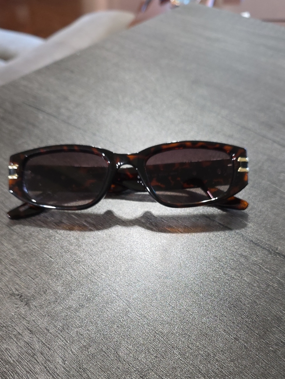 "Guess" Ladies Sunglasses